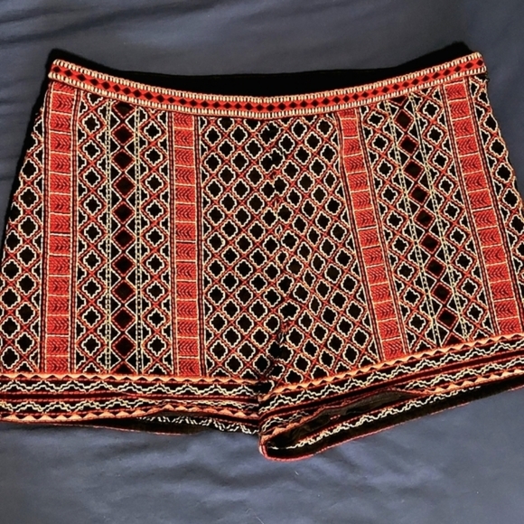 FOREVER 21 Embroidered & Beaded Shorts. Fully lined. 2" inseam Size L - Picture 3 of 7